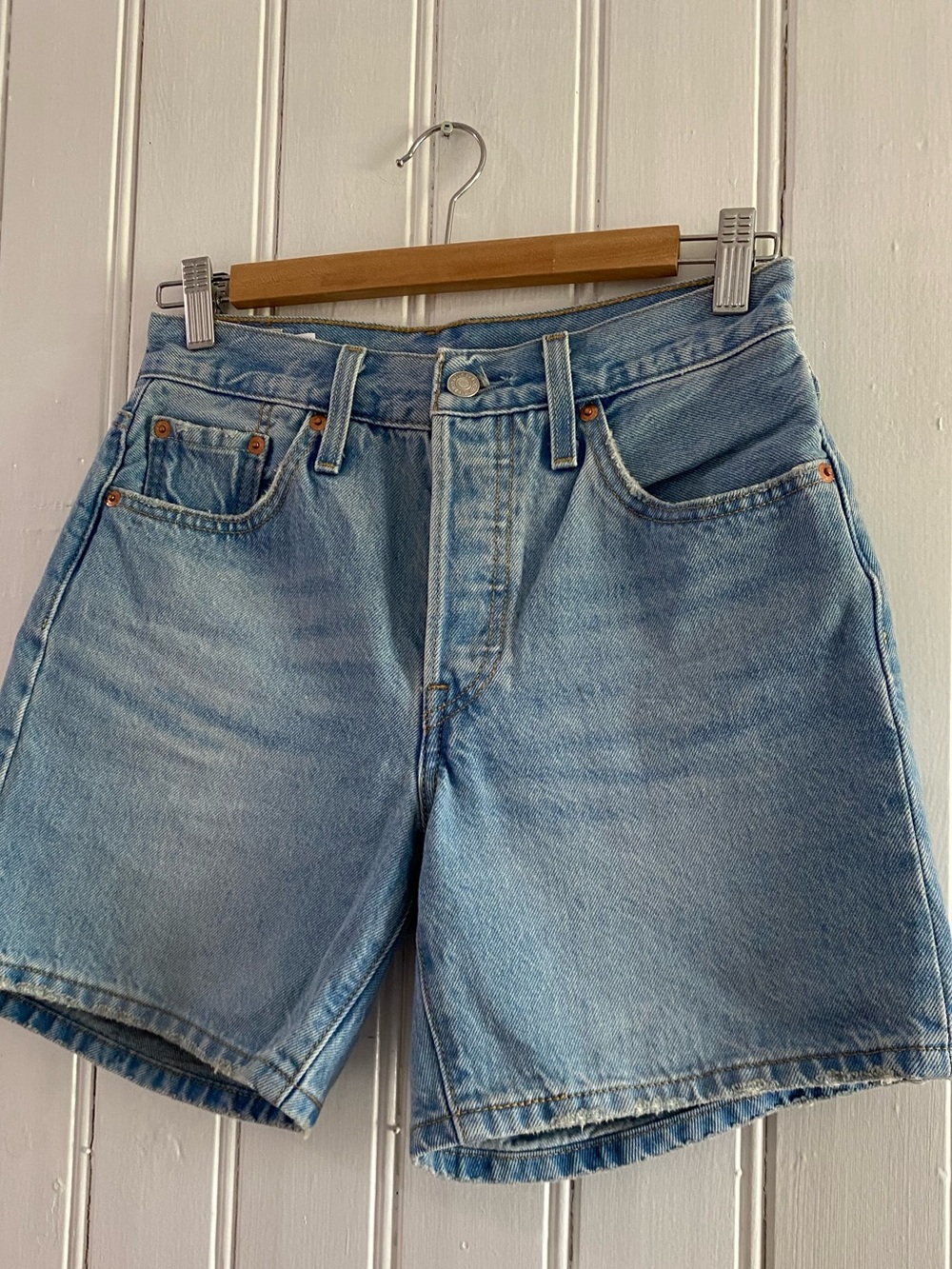 LEVI’S 501 light-wash 6” inseam denim shorts
